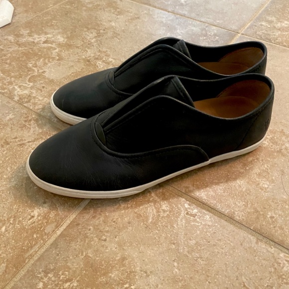 FRYE - Picture 2 of 3